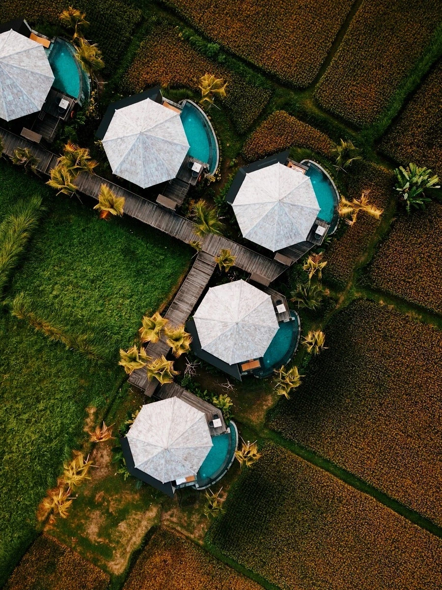 Vue aérienne d’un lieu avec piscine et aménagement paysager