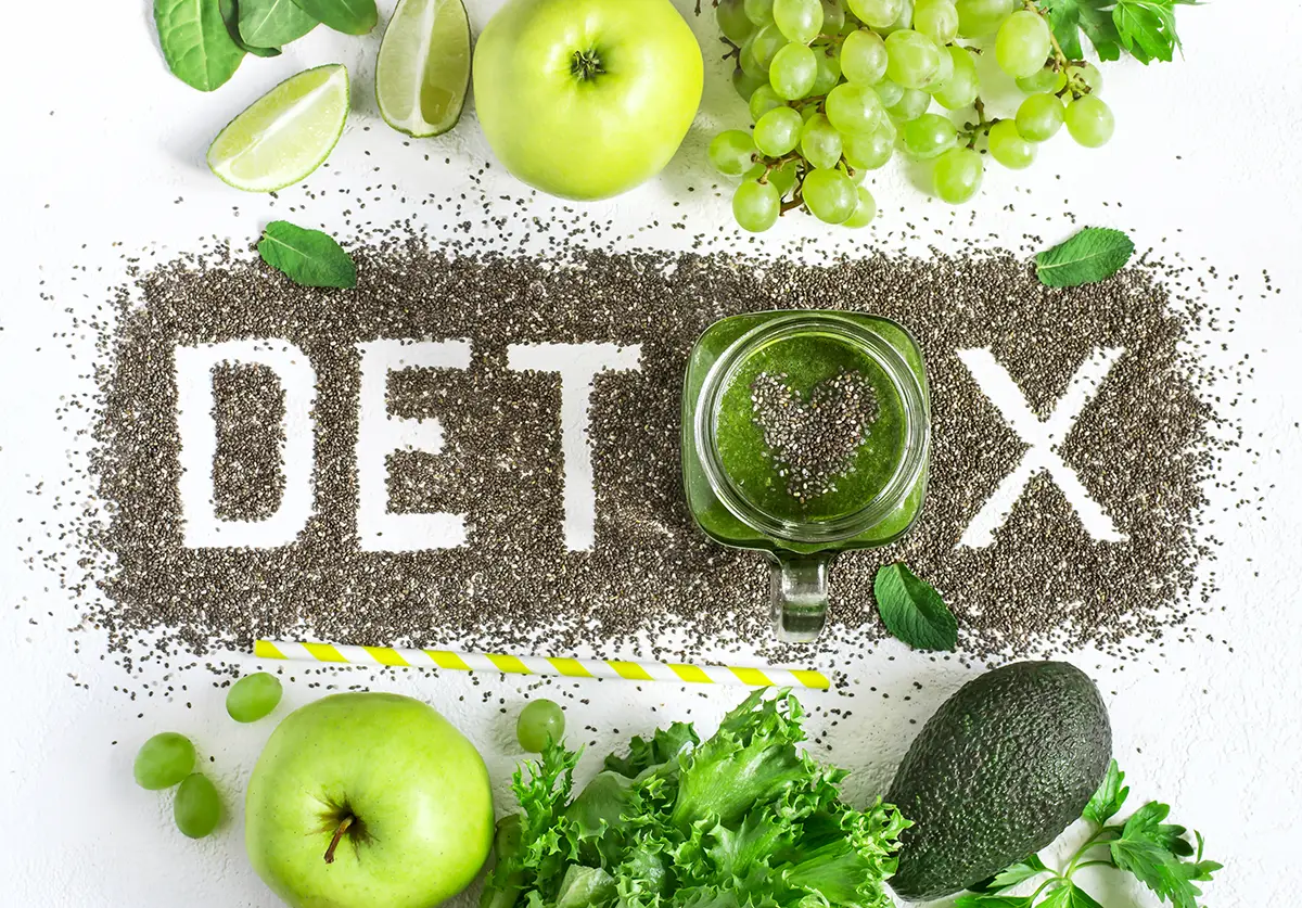 Bild von verschiedenen Früchten und Obst mit Detox ausgeschrieben