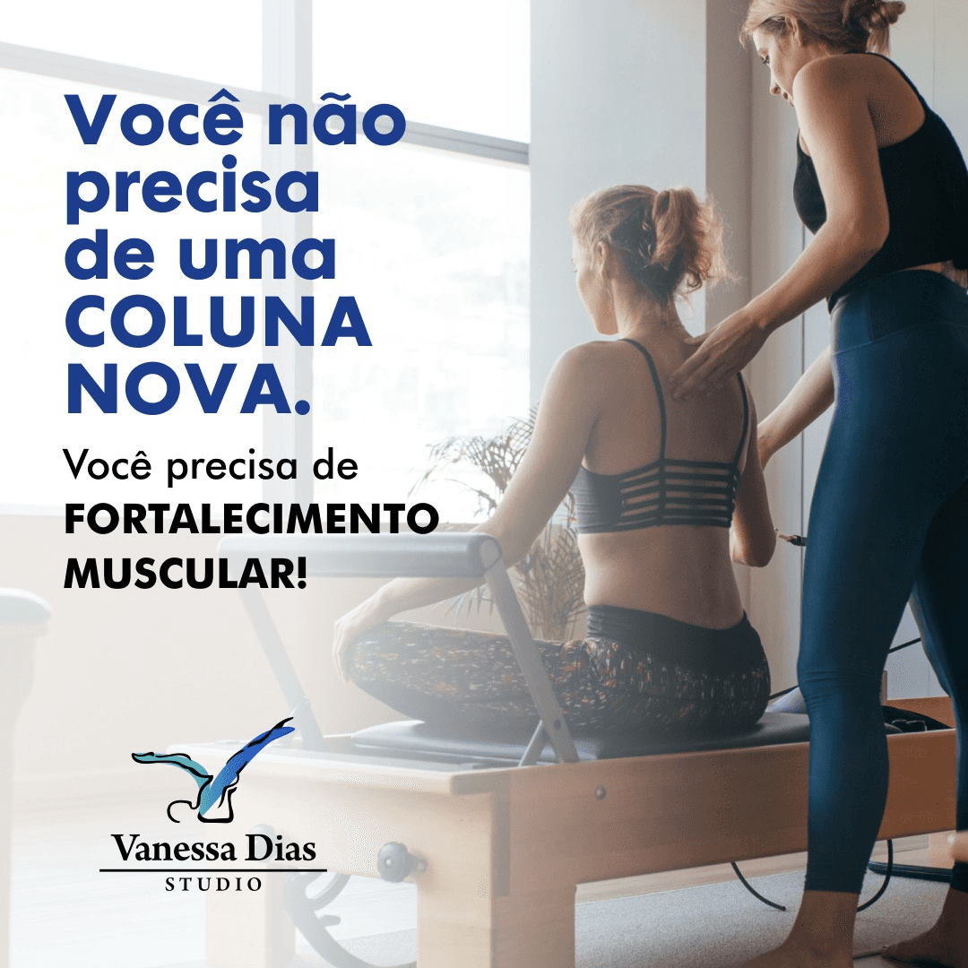 Fortalecimento muscular como chave para melhorar a saúde da coluna. Fisioterapeuta auxiliando uma mulher em um exercício de fortalecimento, ressaltando a importância de não precisar de uma 'coluna nova', mas sim de fortalecimento adequado no Studio Vanessa Dias.