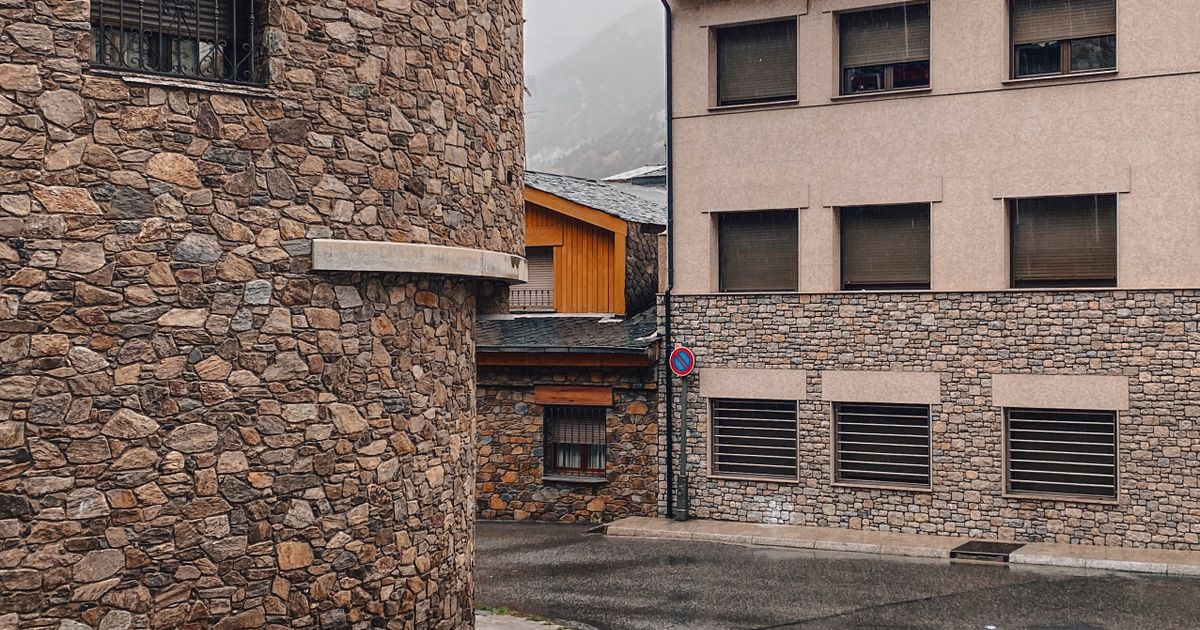 Immeubles résidentiels en pierre de style traditionnel andorran
