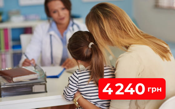 Лікар опитує дівчинку