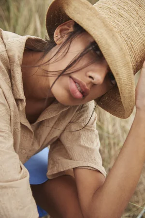 Dans le lookbook de la marque Danoise Another Aspect, le mannequin porte un costume gris et une chemise blanche