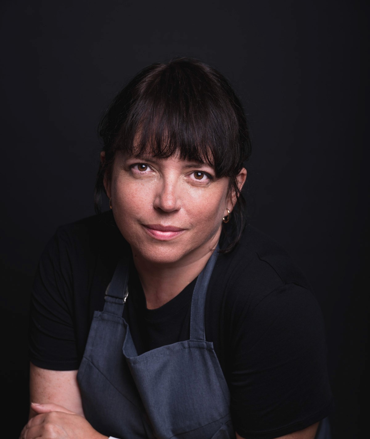 Un portrait studio de femme en couleur et en noir et blanc