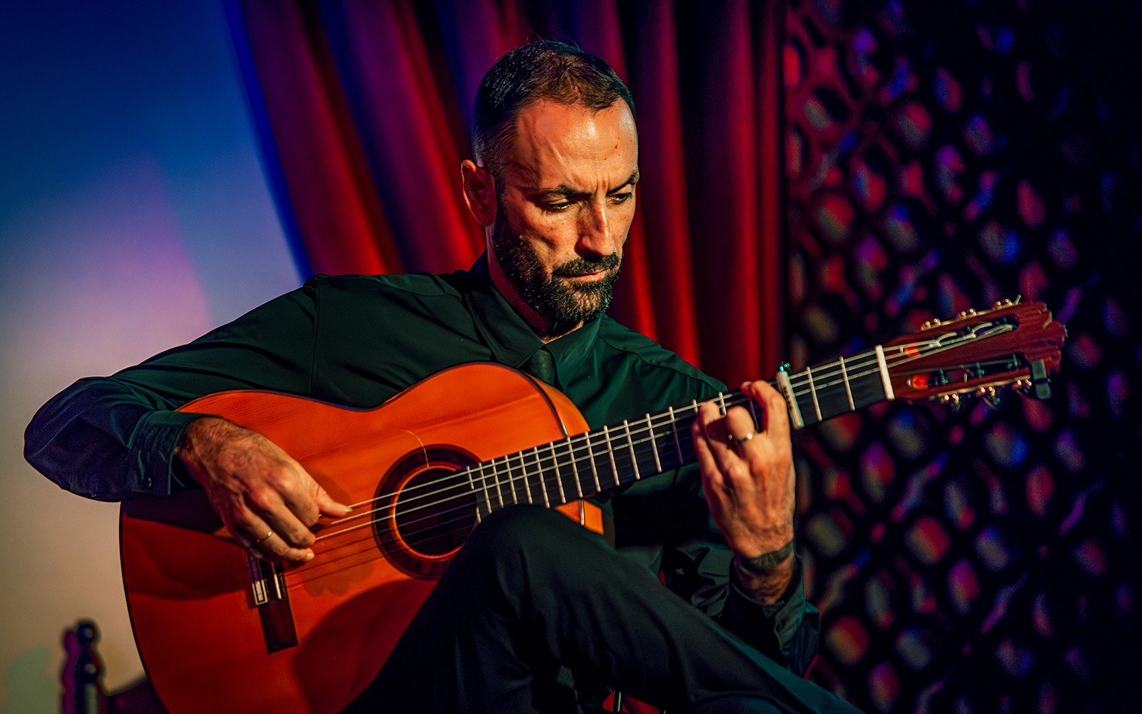 Gitarist opptrer på Palacio Flamenco Granada-showet.