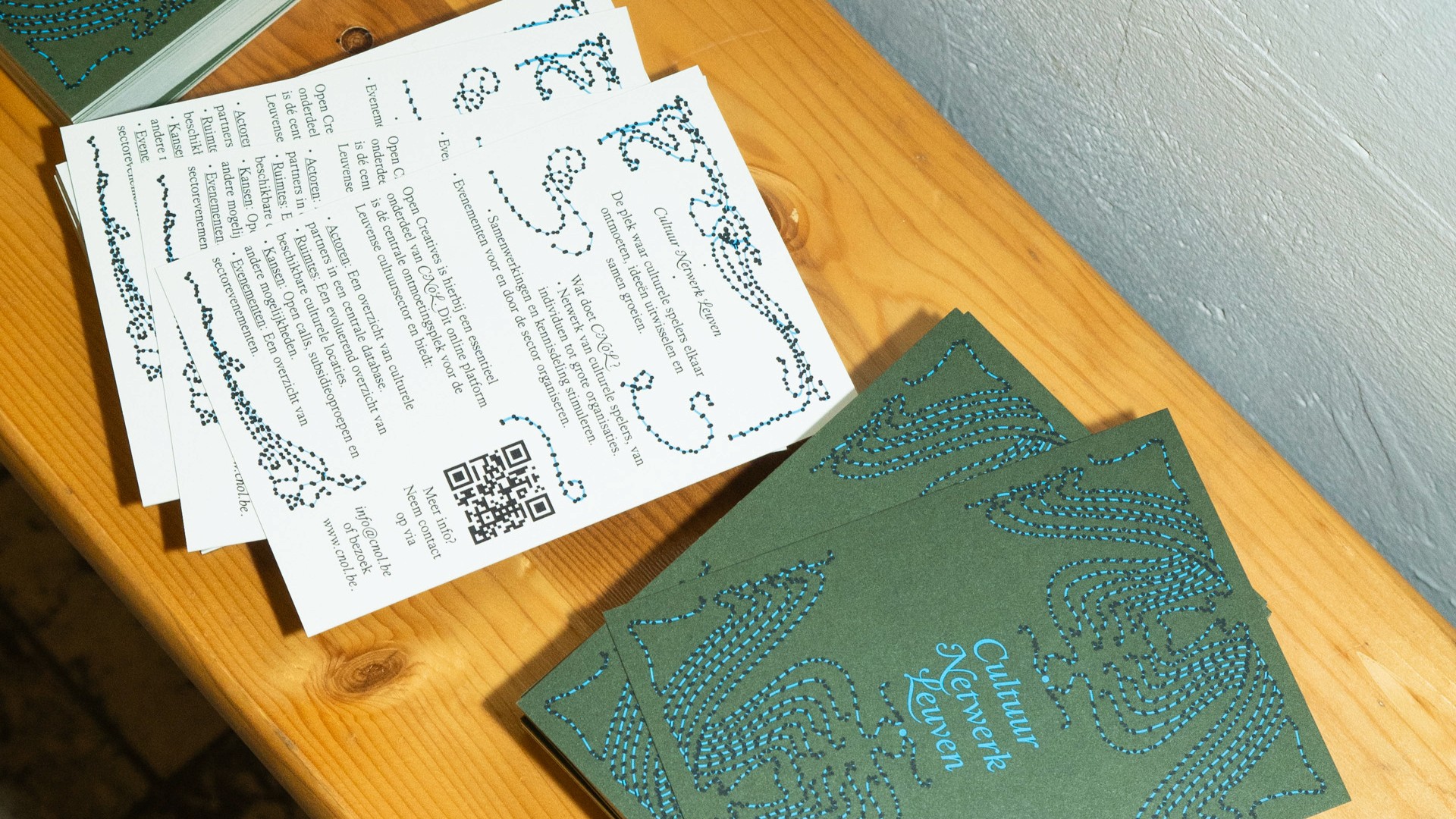 De foto toont een stapel flyers met info over CultuurNetwerk Leuven.