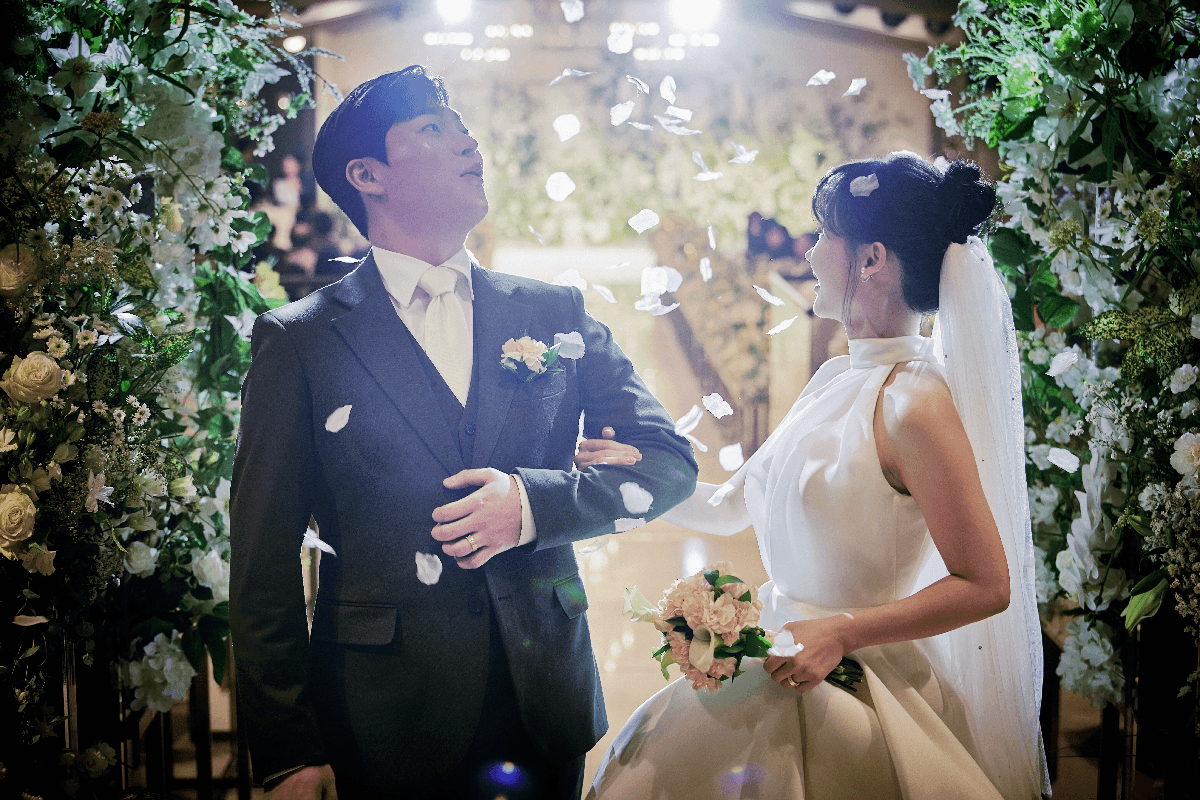 세인트메리엘 본식스냅 촬영 후기 | 디어데이스냅이 담아낸 강남역 초역세권 어두운 웨딩홀의 감성