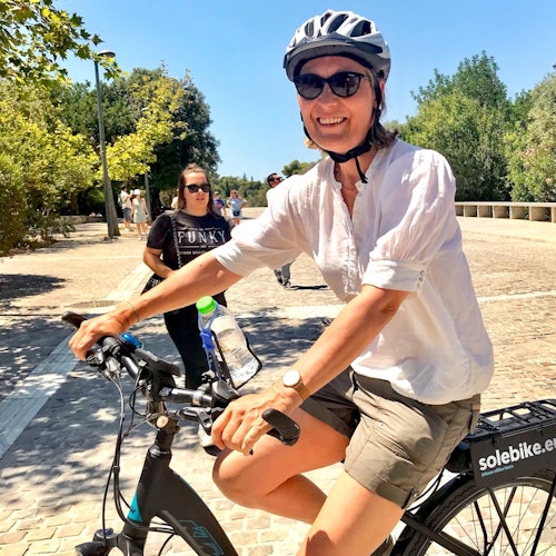 阿雷奥帕吉图步行街上的骑行者