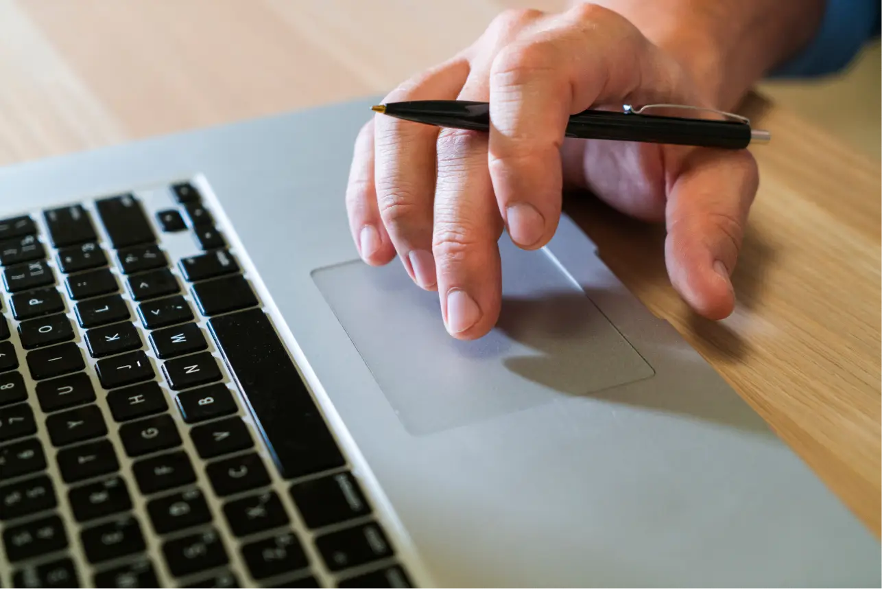 Mão usando um notebook