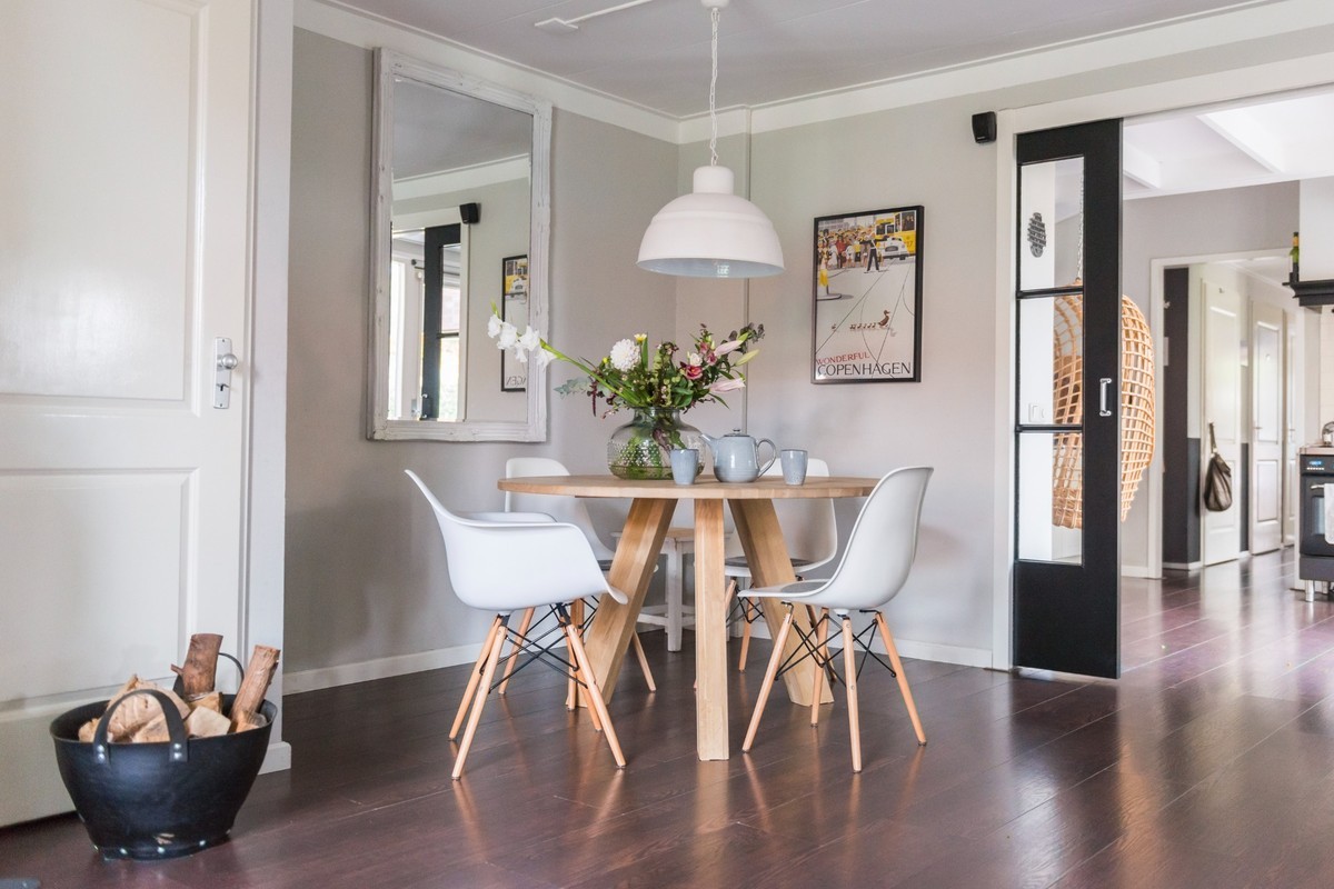 ronde eettafel scandinavisch interieur