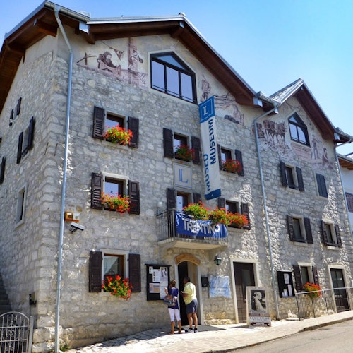 Fasad dari Museum Lusérn