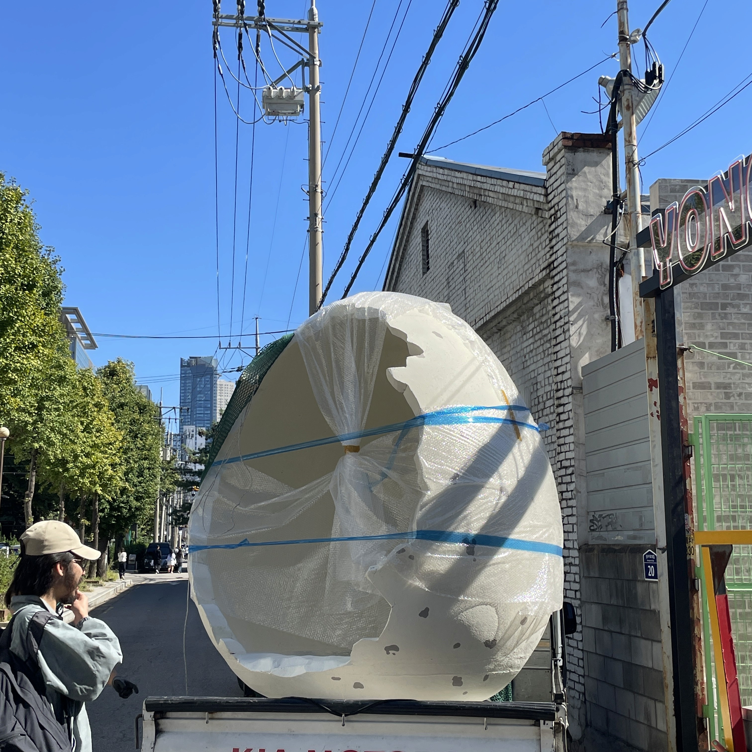 하림 용가리 팝업 대형 공룡알 조형물 트럭 운반 현장, 성수동 / Harim Yonggari pop-up large-scale egg sculpture transportation by truck, Seongsu-dong