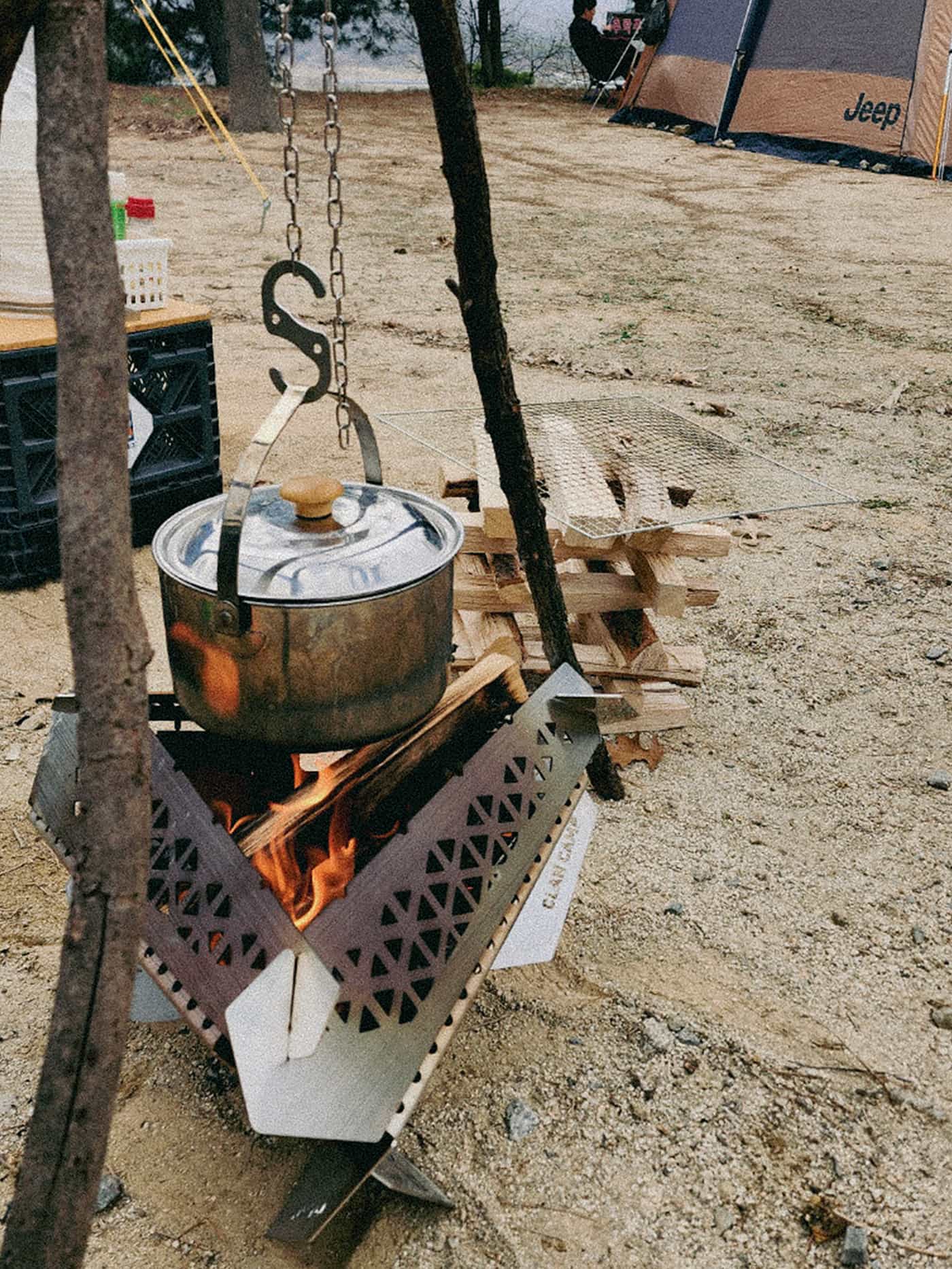보조 거치대와 함께 세팅된 OPPart 화로대 설치 응용 장면 – 기능성과 디자인을 겸비한 모듈형 아웃도어 오브제, Studio Underscore