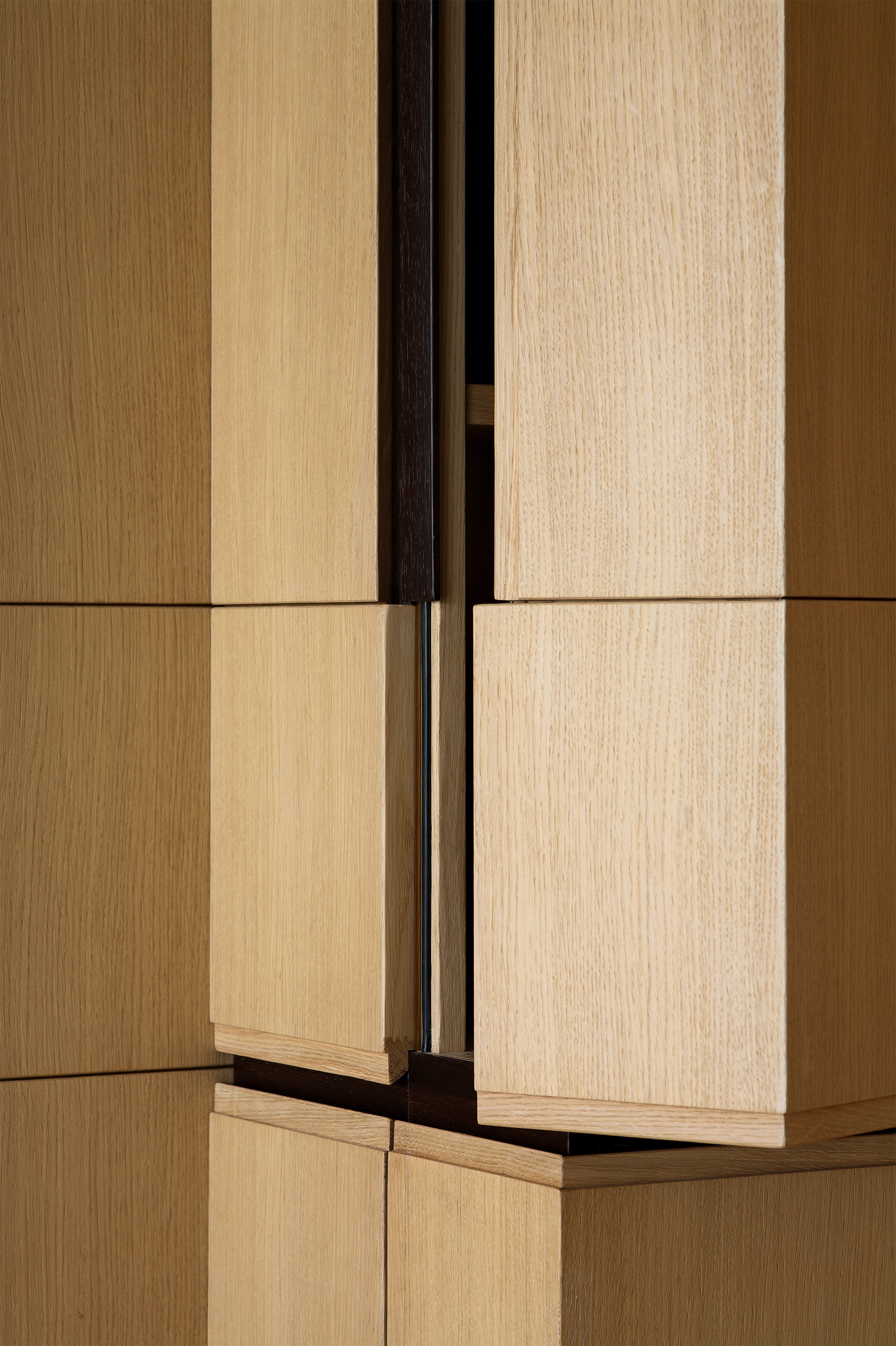 apertura anta angolo legno