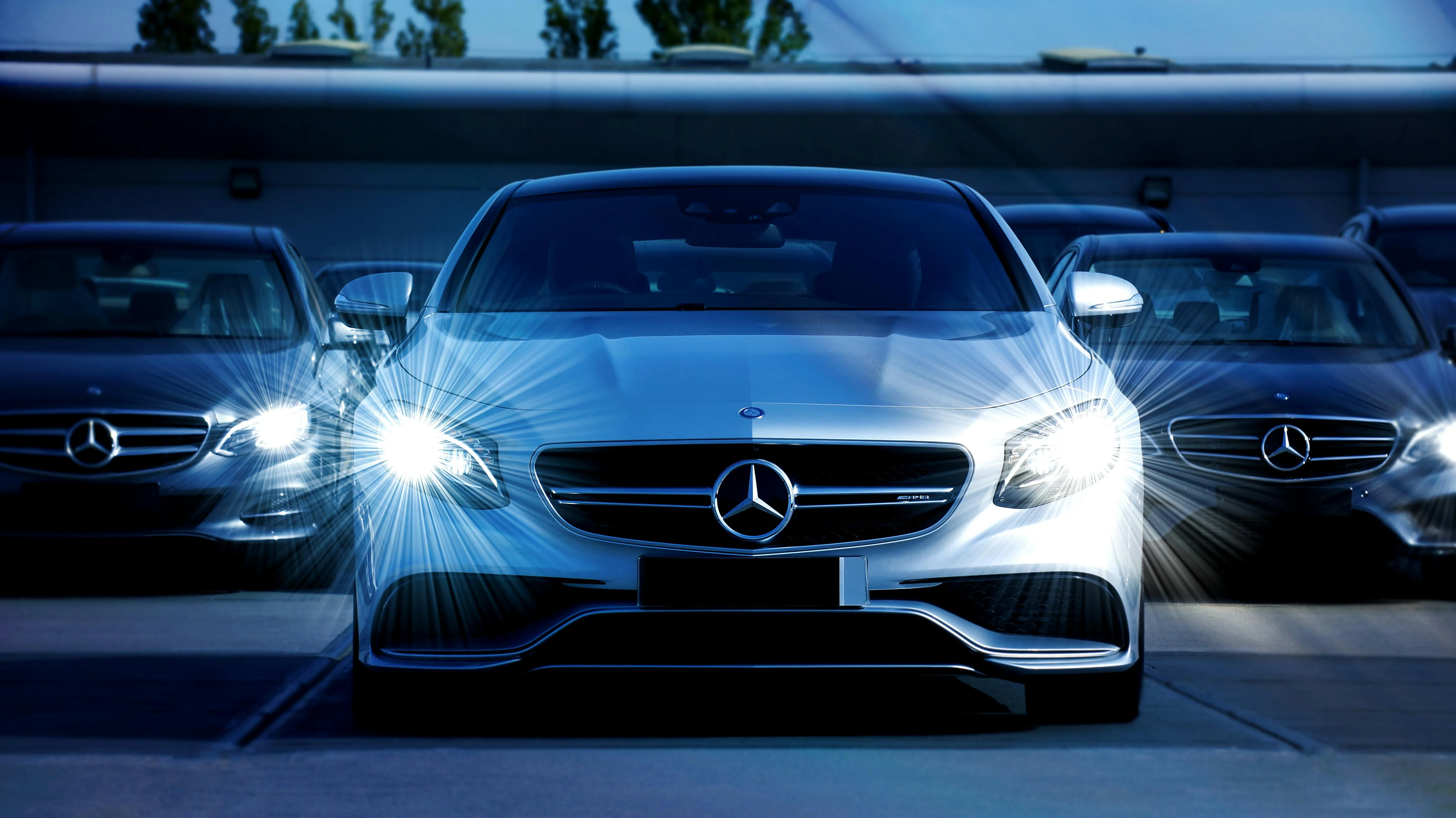Les modèles Mercedes-Benz illustrent la modernité et la puissance du constructeur allemand à travers chaque détail.