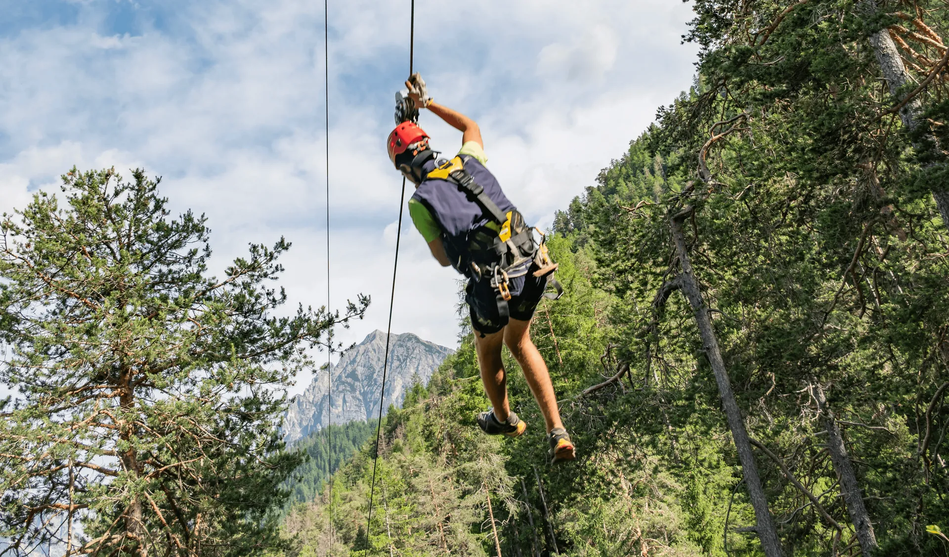 Avventura zipline nel bosco di abeti delle Dolomiti in estate