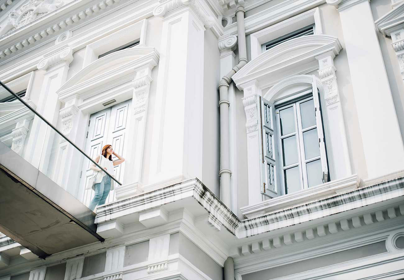 Klasik mimarili beyaz bina cephesi