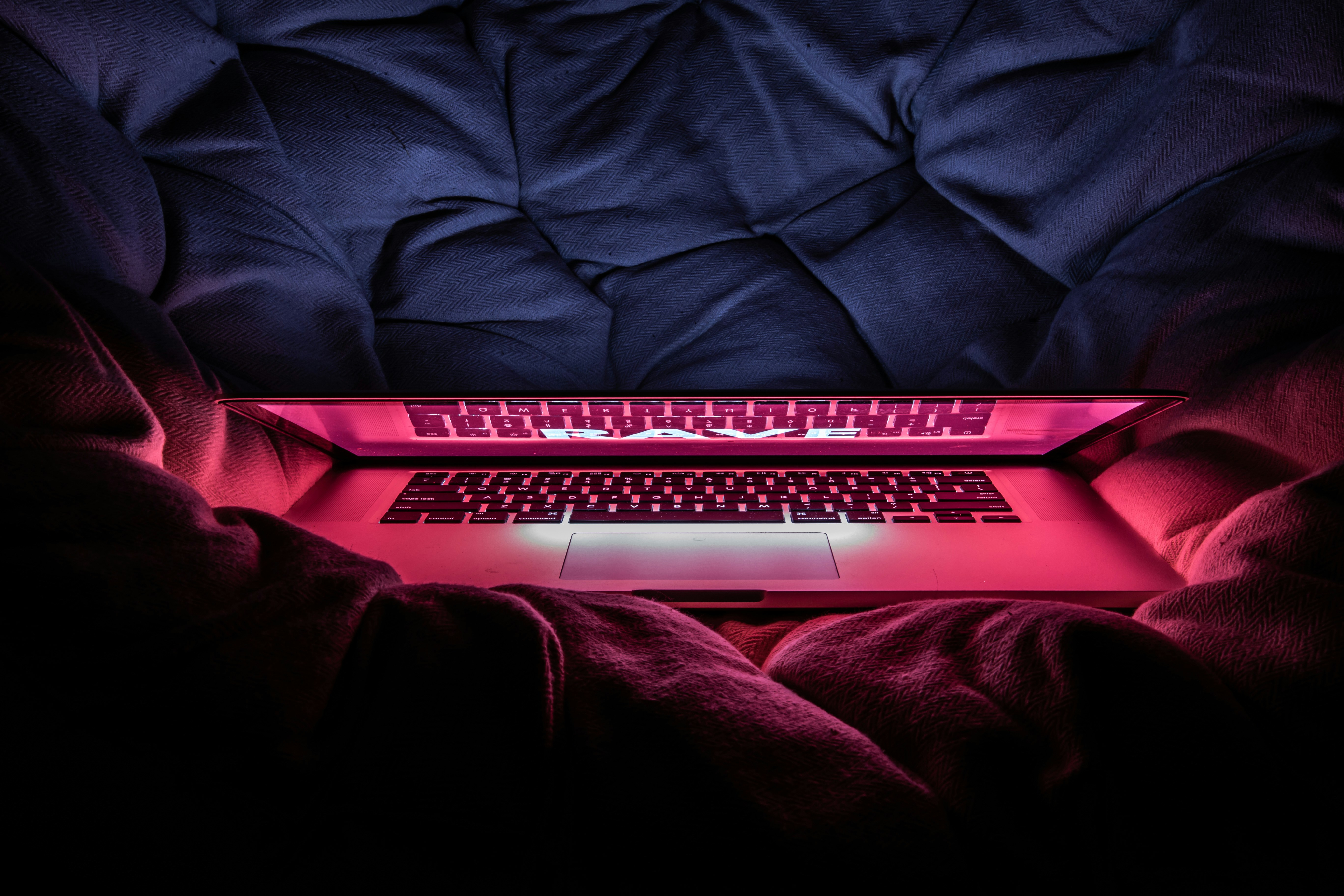 macbook under red light