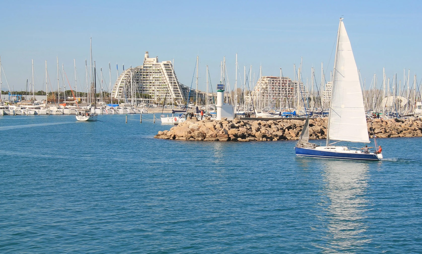 Port plaisance La Grande-Motte voiliers pyramides