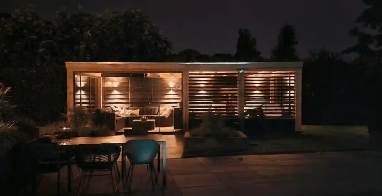 Luxe buitenhuis bij zwembad en butenterras door Hoveniersbedrijf Star Landscaping te Cuijk