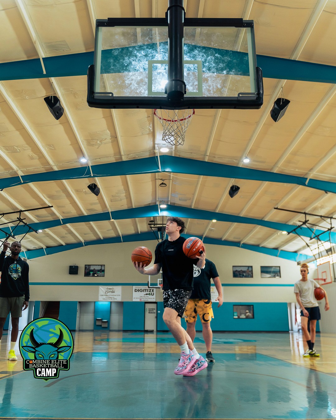 Jeune basketteur en pleine action de tir sous le panier lors d’un camp.