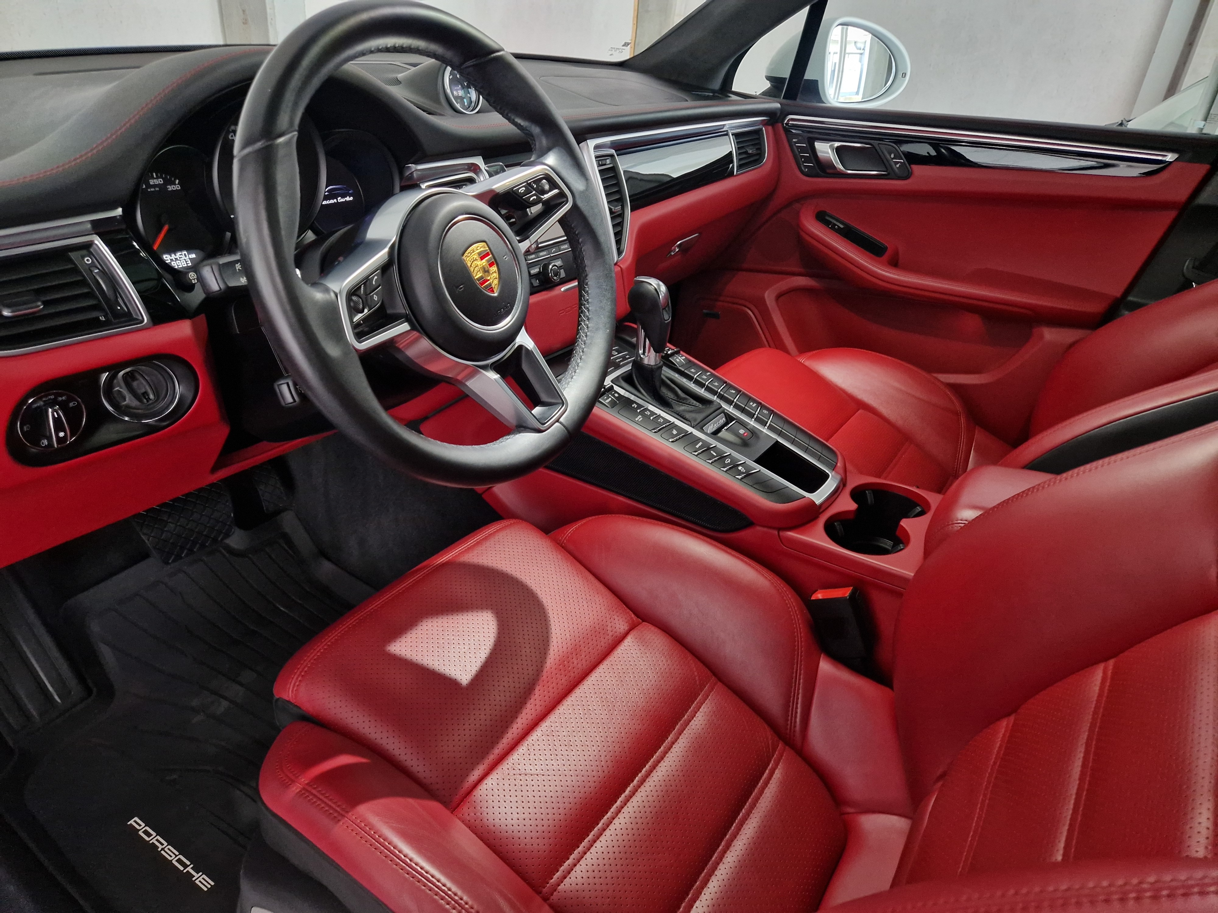 Innenraumreinigung für Porsche Fahrzeuge in Zürich mit höchster Sorgfalt