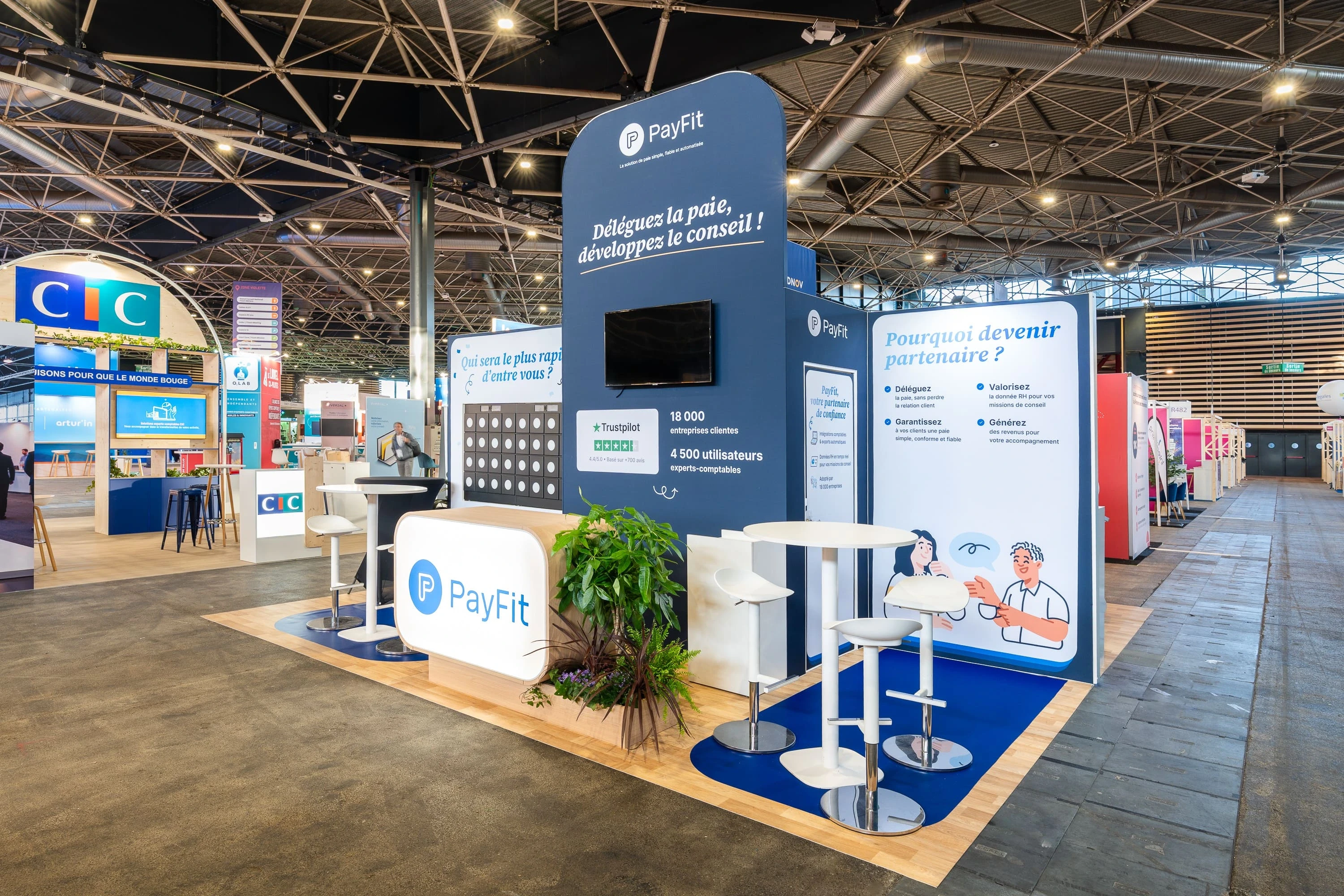 Totem central bleu et comptoir PayFit sur le stand Expace au Congrès des experts comptables