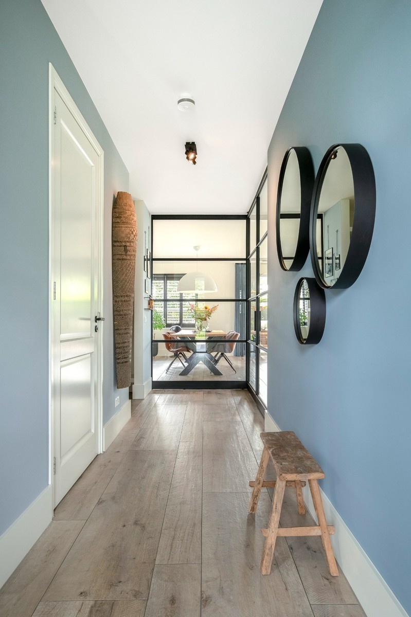 hal blauwe muren en ronde spiegels