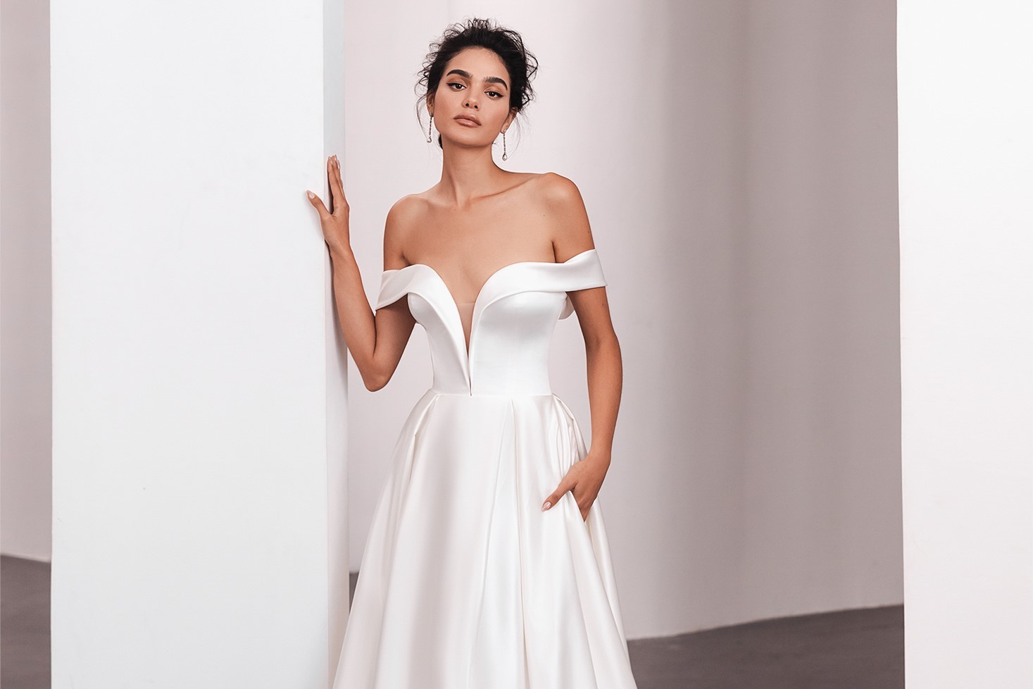 Puristisches Hochzeitskleid mit schulterfreier Linie