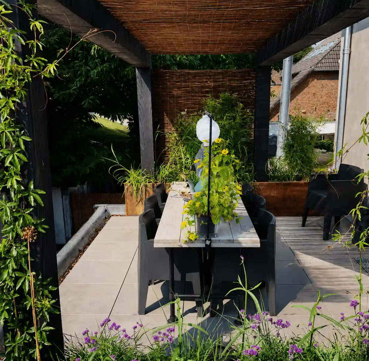 Luxe overkapping met eettafel door Star Landscaping te Cuijk