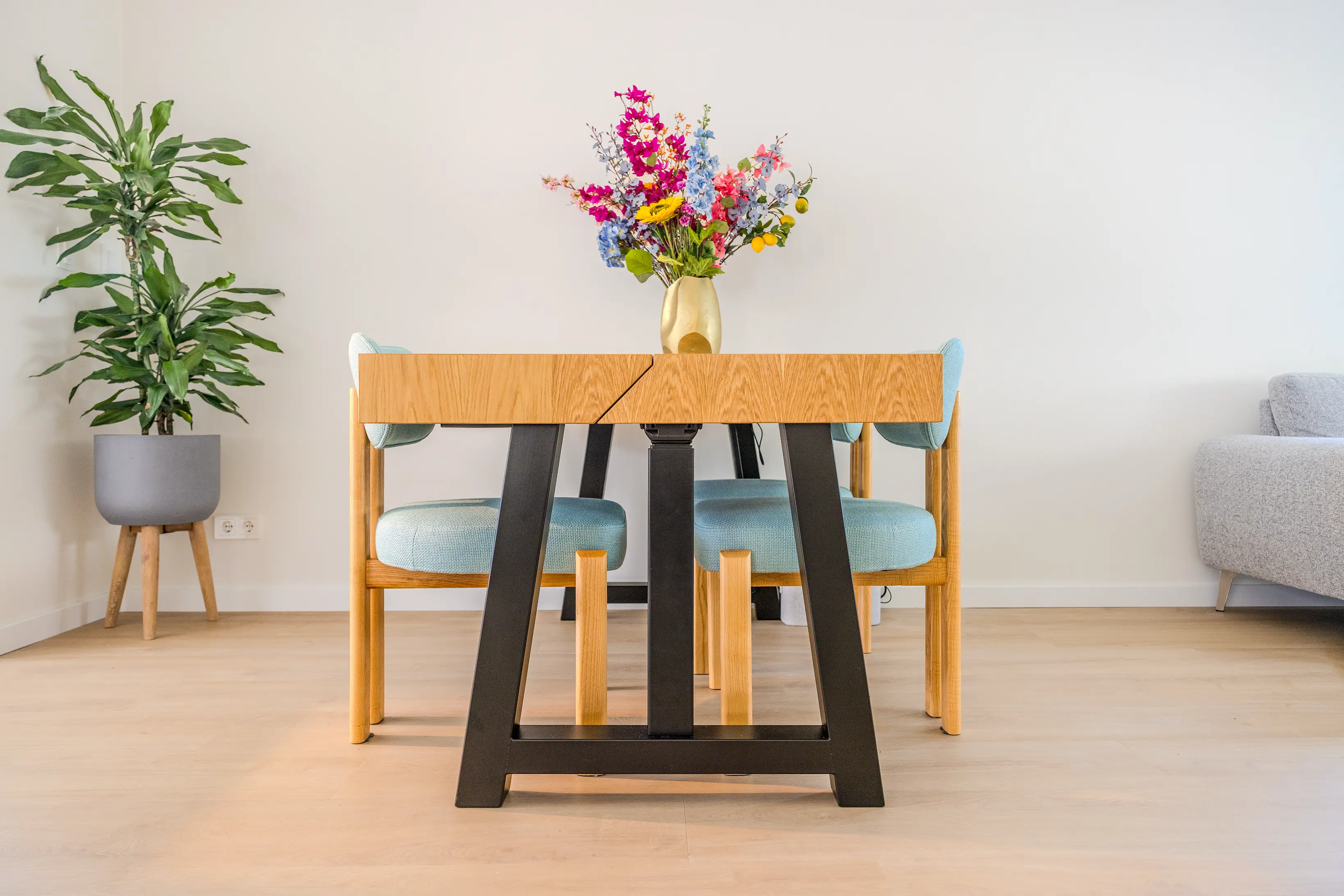 Dichtgeklapt eettafelbureau als eettafel in de huiskamer