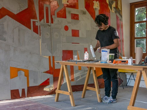 Artistas trabajando con materiales en los terrenos de Cobertizo residencia artística, México
