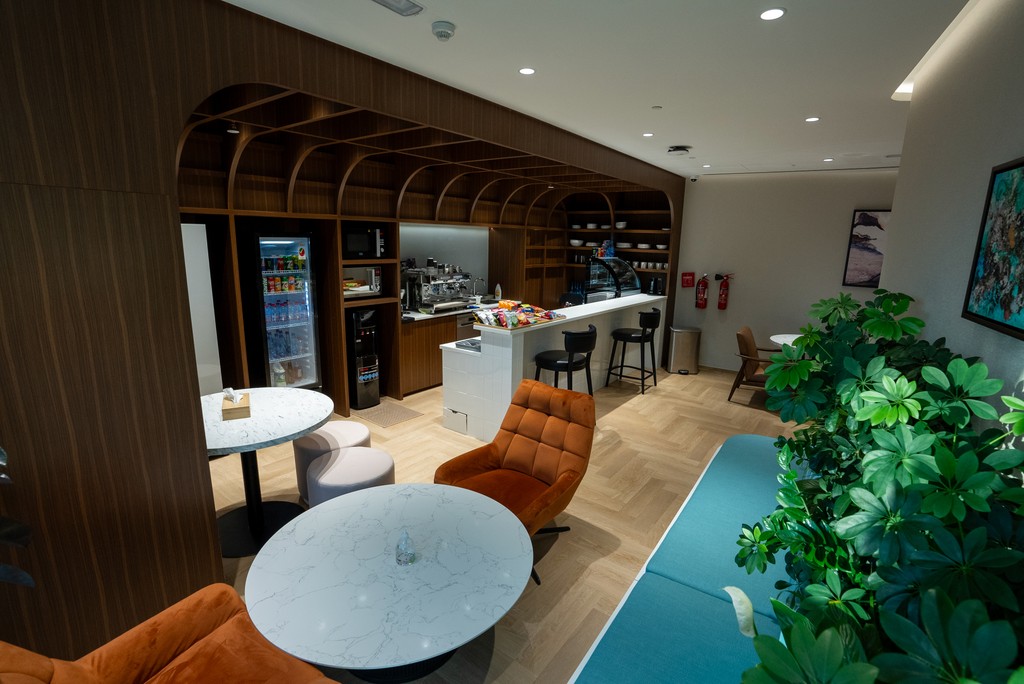 Relaxed café-style pantry area inside Office Square’s serviced office in Abu Dhabi, ideal for informal meetings and breaks.