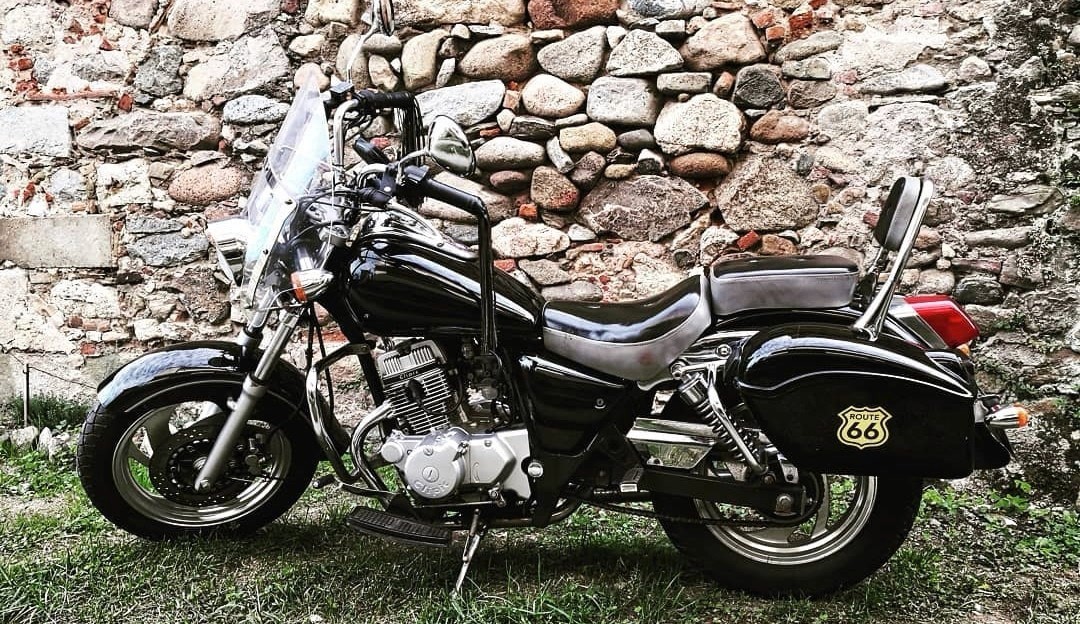 Moto clásica aparcada sobre la hierba