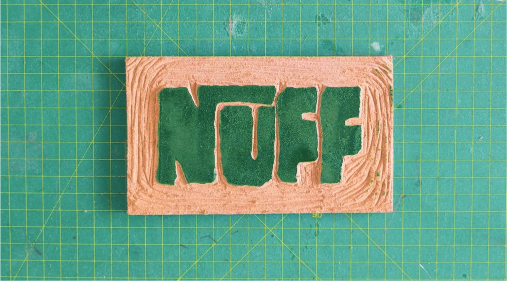 Logo NUFF trong hệ nhận diện thương hiệu nước ép của Cho Choi Creative, được BrandNew review