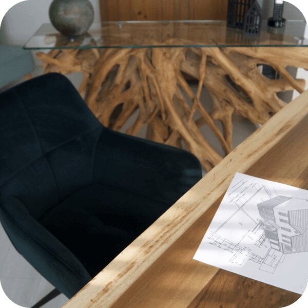Designschreibtisch im Büro der CCG-Gutachten GmbH