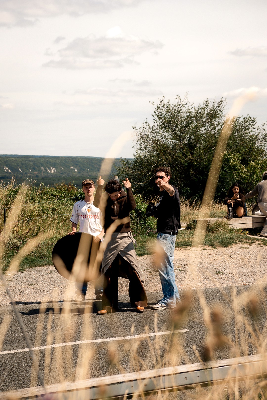 Pause entre deux prises sur un chemin de campagne.