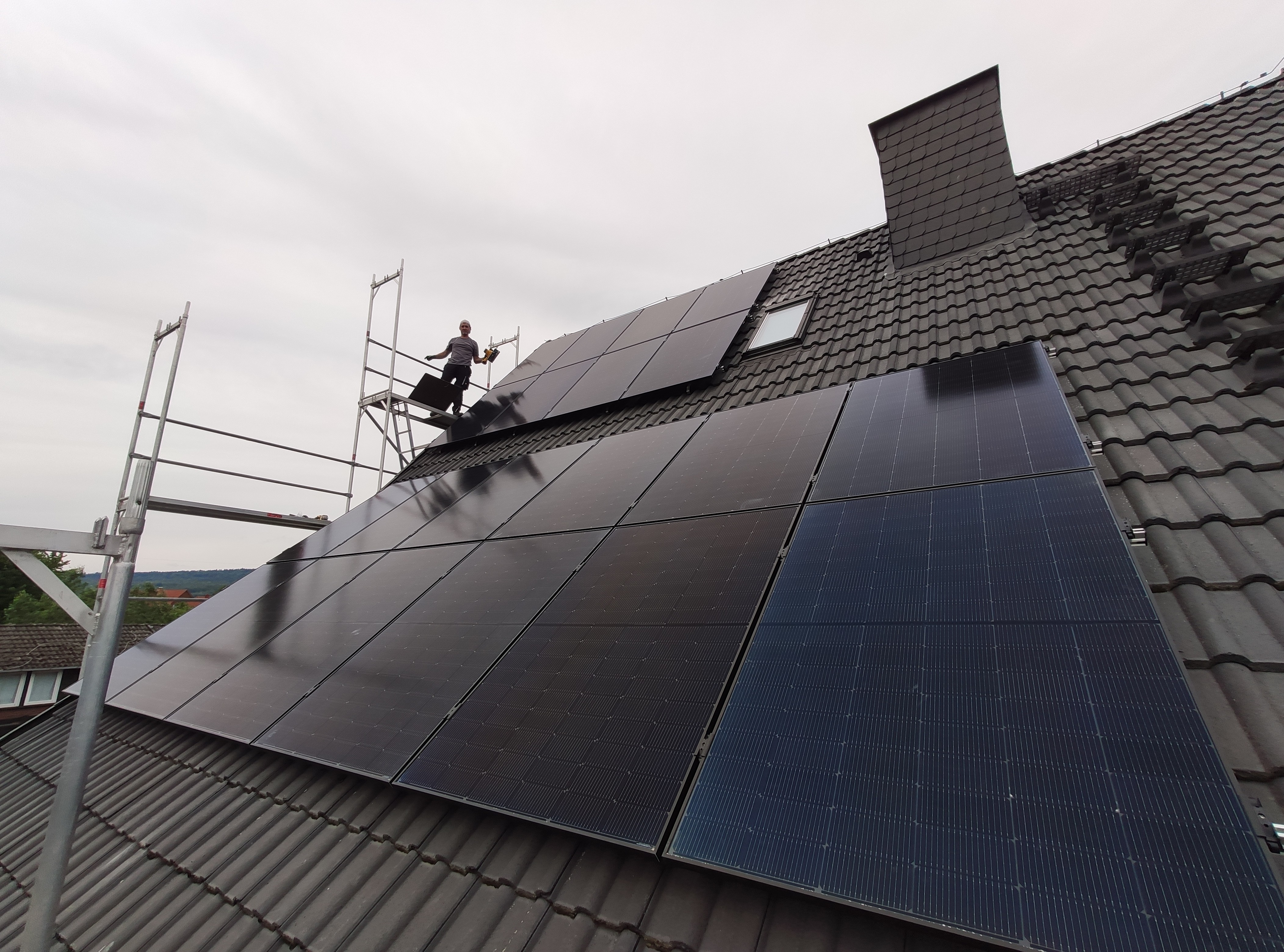 Dach mit PV-Anlage im Auetal