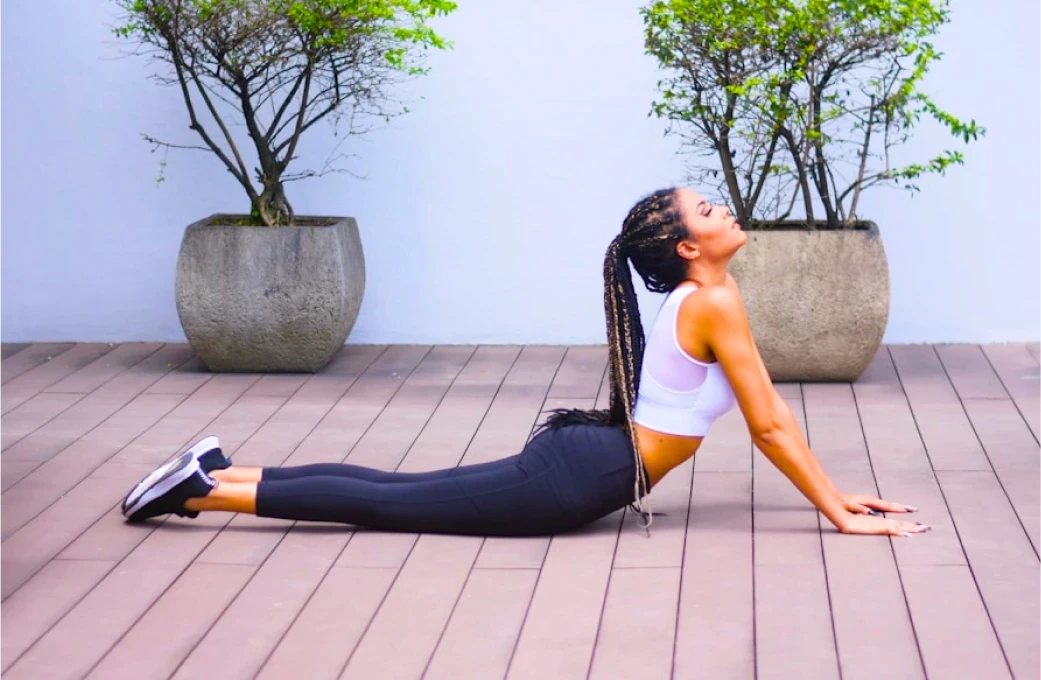 Foto Mulher deitada no chao fazendo exercicio - Representando App VMS