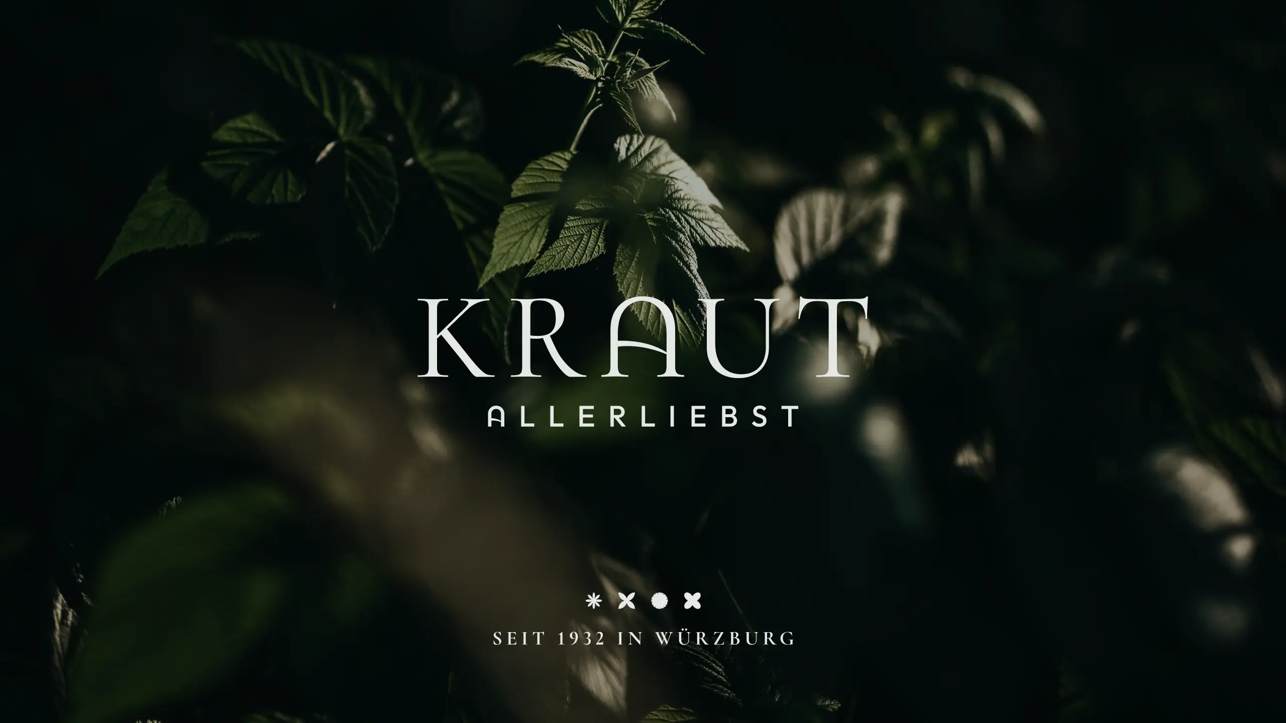 Logo-Lockup Krautallerliebst mit Claim „Seit 1932 in Würzburg“ auf Moodboard-Hintergrund