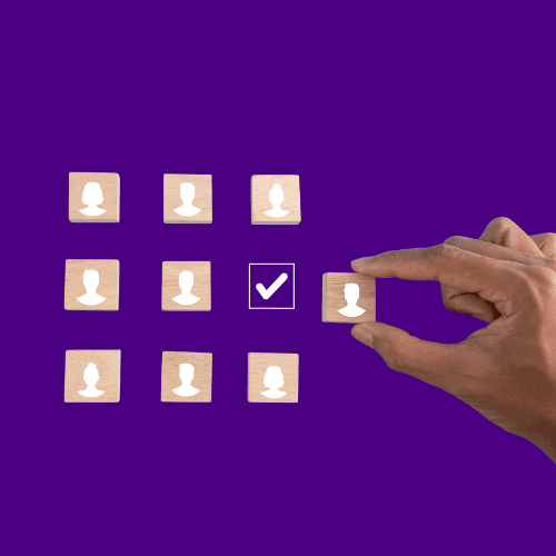 Kok die aan het werk is in een professionele keuken, als illustratie van de horecavacatures en diverse sectoren bij CYRA.