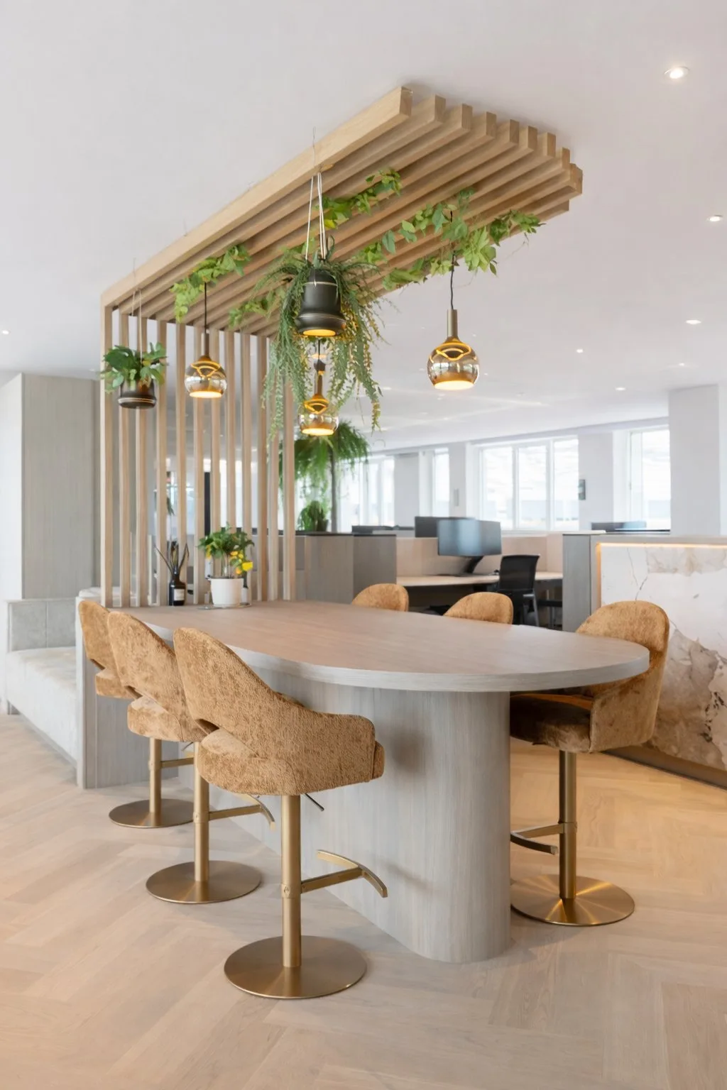 Conception d'un espace de travail professionnel à Bordeaux – table ovale, claustra bois au plafond, végétaux suspendus, optimisation des circulations et de l'image