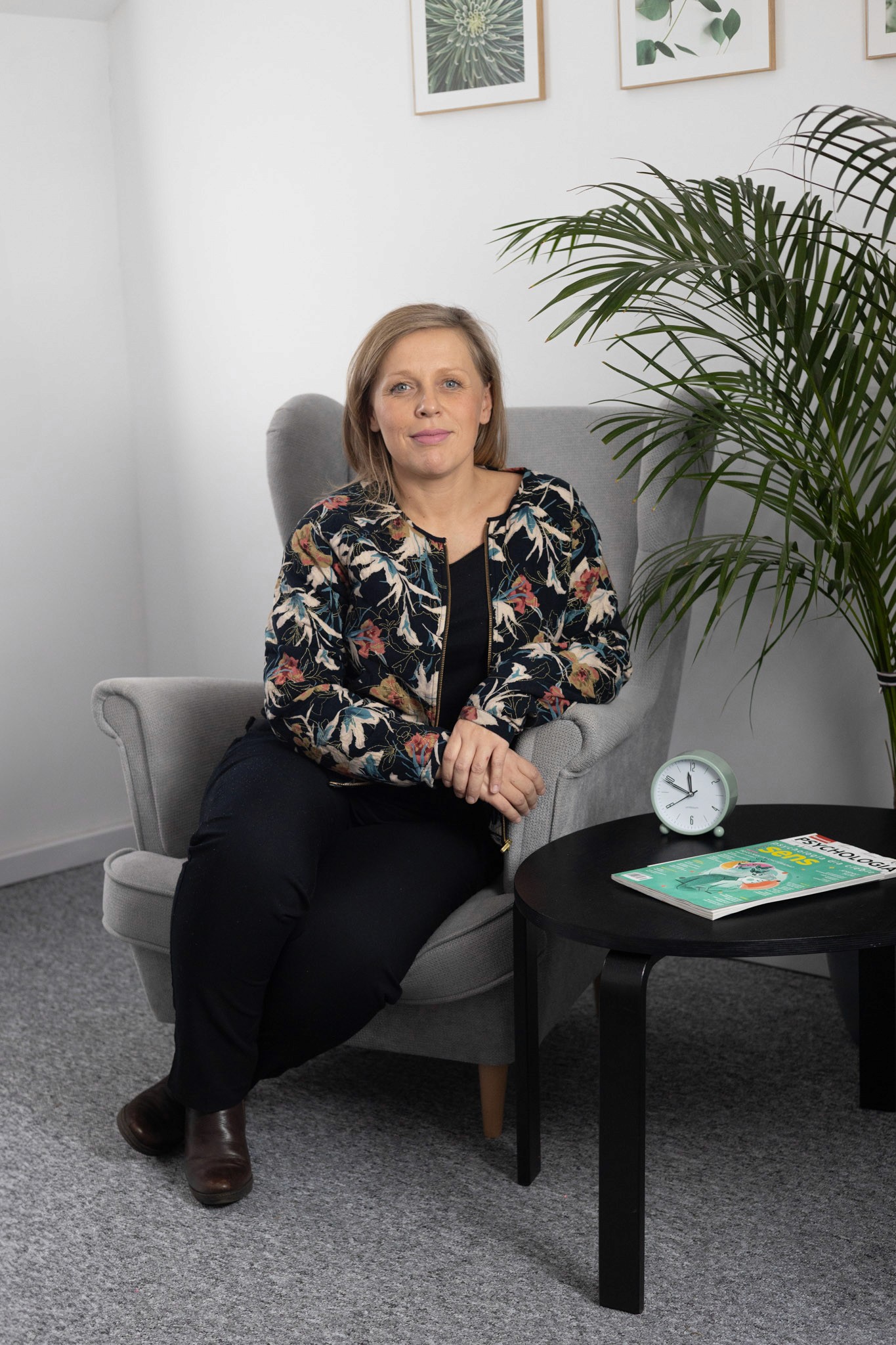 Portret psychoterapeutki Sylwii Zielińskiej na jasnym tle