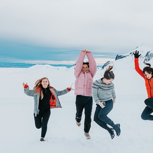 Путешественники, прыгающие от счастья на леднике