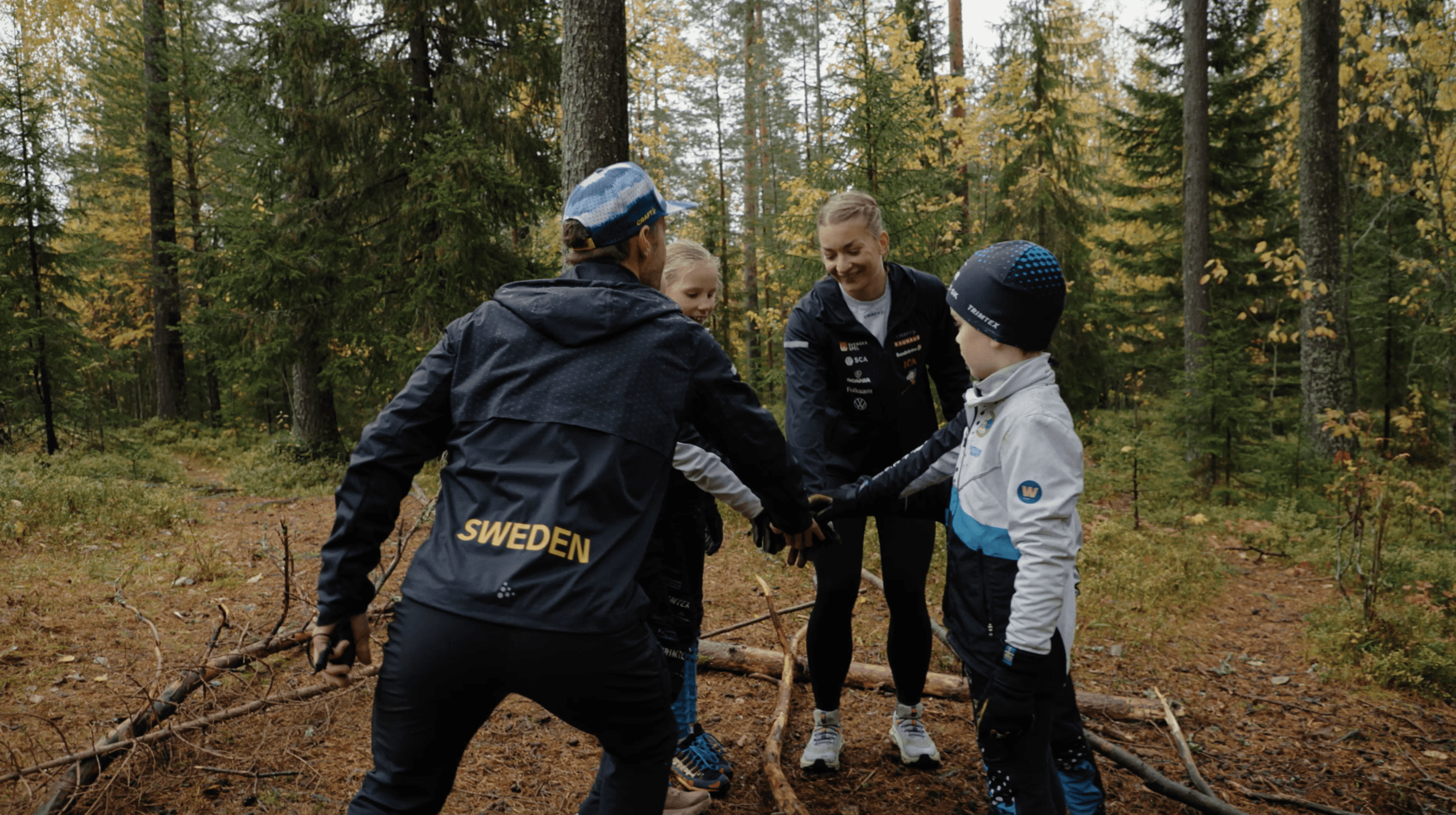 Tre personer i en skog