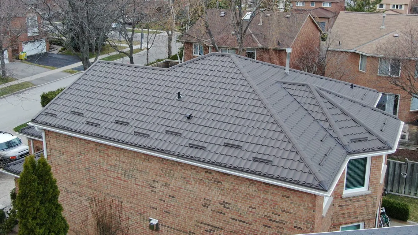 Toiture métallique sur maison au design moderne avec bois et verre