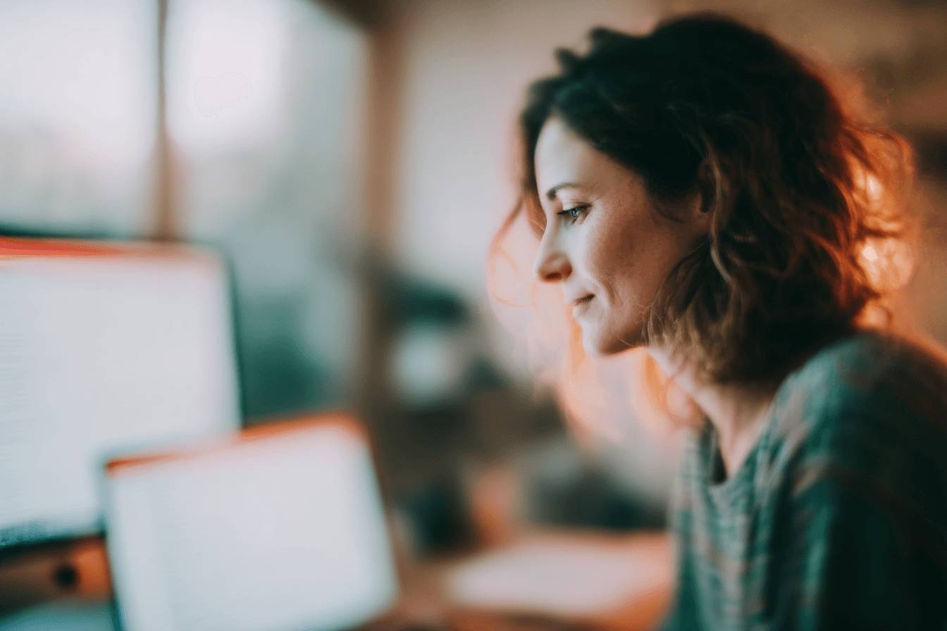 žena pracující na počítači s AI