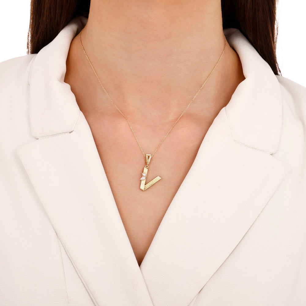 Assos Pırlanta 14 Ayar Altın Zarif V Harf Kolye Ucu