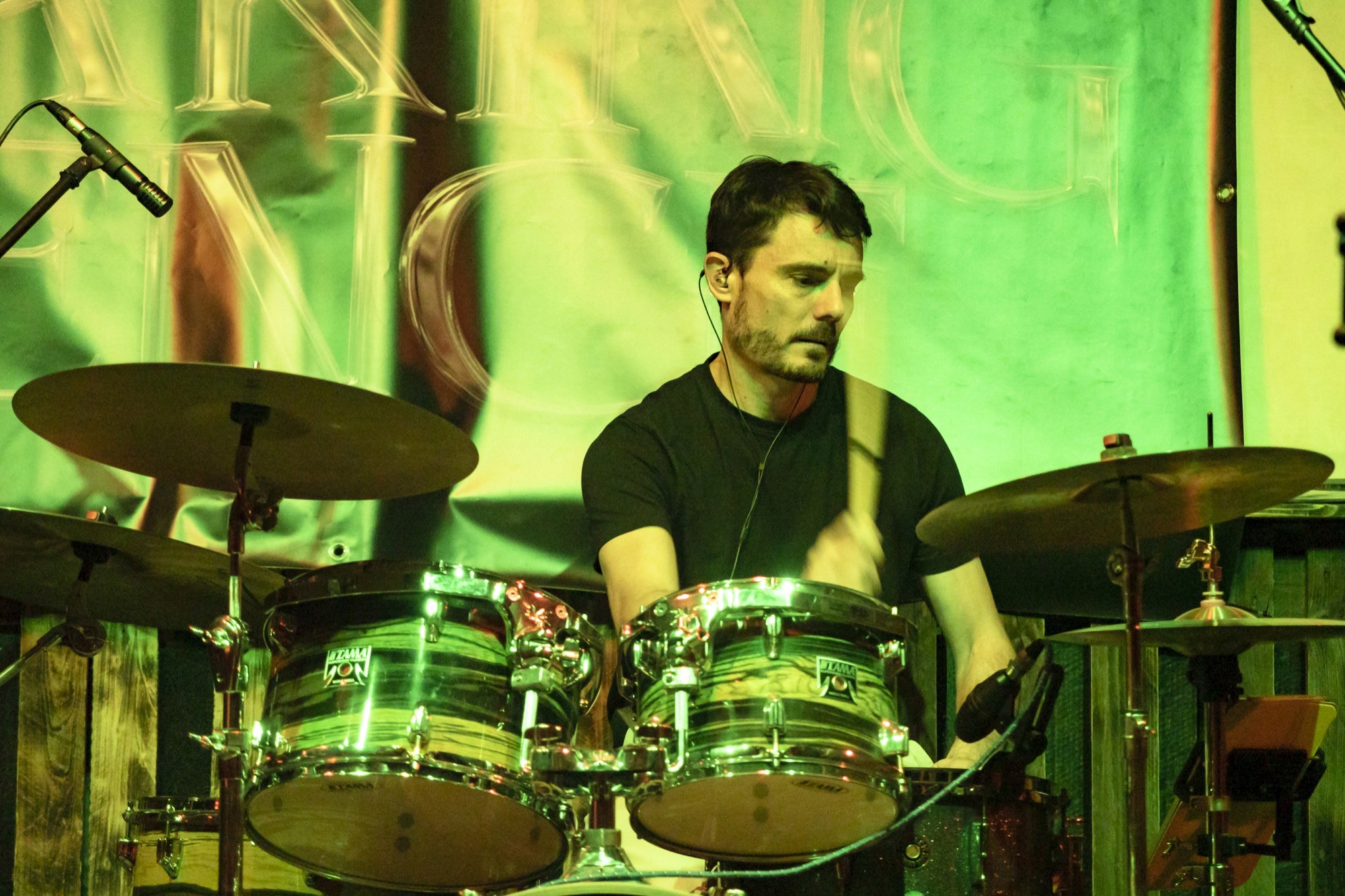 Daniel Bas, batería, tocando tras su kit.