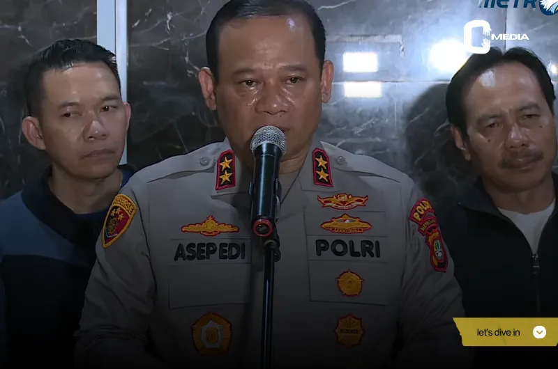 Suasana duka masih menyelimuti kota Jakarta pasca insiden tragis pada Kamis malam, ketika sebuah kendaraan taktis Brimob menerjang kerumunan masa aksi hingga menewaskan seorang warga, Affan Kurniawan. Peristiwa ini memicu gelombang kekecewaan publik. Menanggapi hal tersebut, Kapolda Metro Jaya, Irjen Pol Asep Edi Suheri, menggelar konferensi pers dengan janji penanganan trasnparan dan permintaan maaf terbuka kepada keluarga korban. Dalam konferensi pers, Kapolda menyampaikan belasungkawa mendalam kepada keluarga Affan. Ia menegaskan bahwa aparat kepolisian akan bertanggung jawab penuh, mulai dari pemulasaraan jenazah, pemakaman, hingga tahlilan. “Kami menyampaikan permohonan maaf kepada keluarga korban, kepada masyarakat, atas peristiwa yang terjadi. Kami sudah bertemu dengan ayah korban, Bapak Zulkifli, dan menyampaikan komitmen kepolisian untuk bertanggung jawab,” ujar Asep. Kapolda menekankan, tindakan tegas akan diambil terhadap setiap anggota yang terbukti lalai atau bertindak di luar ketentuan. Ia juga memastikan proses pemeriksaan dilakukan terbuka agar publik percaya bahwa keadilan ditegakkan. Asep menambahkan, meski peristiwa ini mengguncang, masyarakat diimbau tetap tenang. Ia menekankan bahwa buruh, mahasiswa, dan pelajar yang turun ke jalan bukanlah musuh negara, melainkan saudara sebangsa yang menyampaikan aspirasi. “Saya mohon masyarakat tetap menjaga kondusivitas. Buruh, mahasiswa, pelajar, mereka semua adalah saudara kita. Polisi ada untuk mengayomi, bukan melawan,” tegasnya. Dalam kesempatan yang sama, Kabid Propam Polri Irjen Pol Abdul Karim menegaskan bahwa penyelidikan kasus ini melibatkan berbagai unsur, termasuk Komisi Kepolisian Nasional (Kompolnas), untuk memastikan transparansi. “Pemeriksaan dilakukan profesional, transparan, dan akuntabel. Kami sudah mengamankan tujuh anggota Brimob yang berada dalam kendaraan tersebut,” kata Abdul Karim. Tujuh anggota itu kini diperiksa intensif di Mako Brimob Kwitang. Kendaraan yang digunakan juga telah diamankan sebagai barang bukti. Namun, hingga saat ini, penyidik masih menelusuri siapa yang menjadi pengemudi saat insiden maut terjadi. Menutup konferensi pers, Kapolda Metro Jaya kembali menegaskan bahwa tragedi ini tidak akan dibiarkan berlalu tanpa pertanggungjawaban. “Kami akan melakukan investigasi setuntas-tuntasnya. Siapapun yang bersalah akan dihukum sesuai hukum yang berlaku,” ucap Asep. Tragedi Affan Kurniawan kini menjadi ujian serius bagi kepolisian. Pu