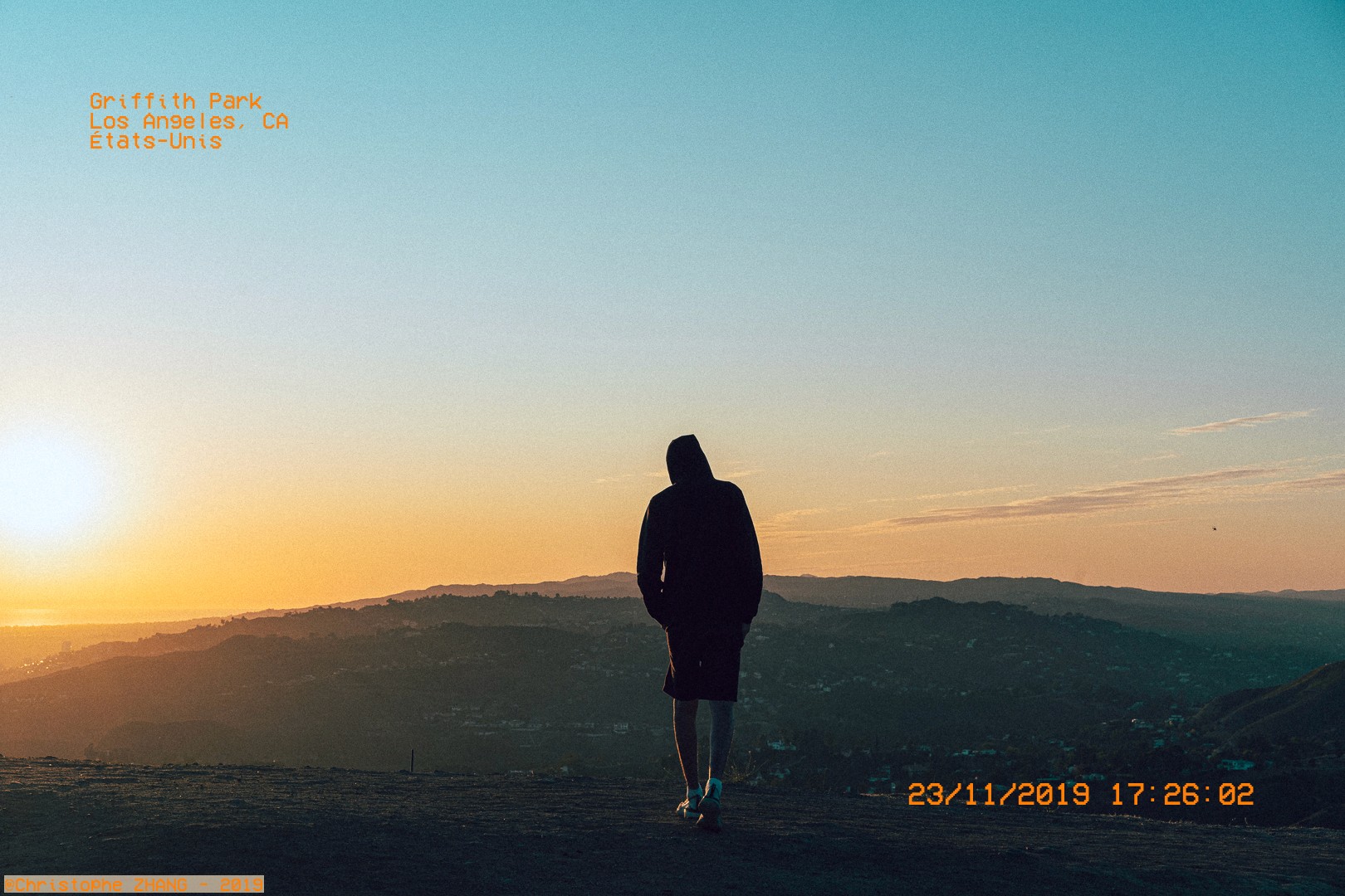 Randonnée en solo à Griffith Park avec une vue sur les collines au crépuscule.